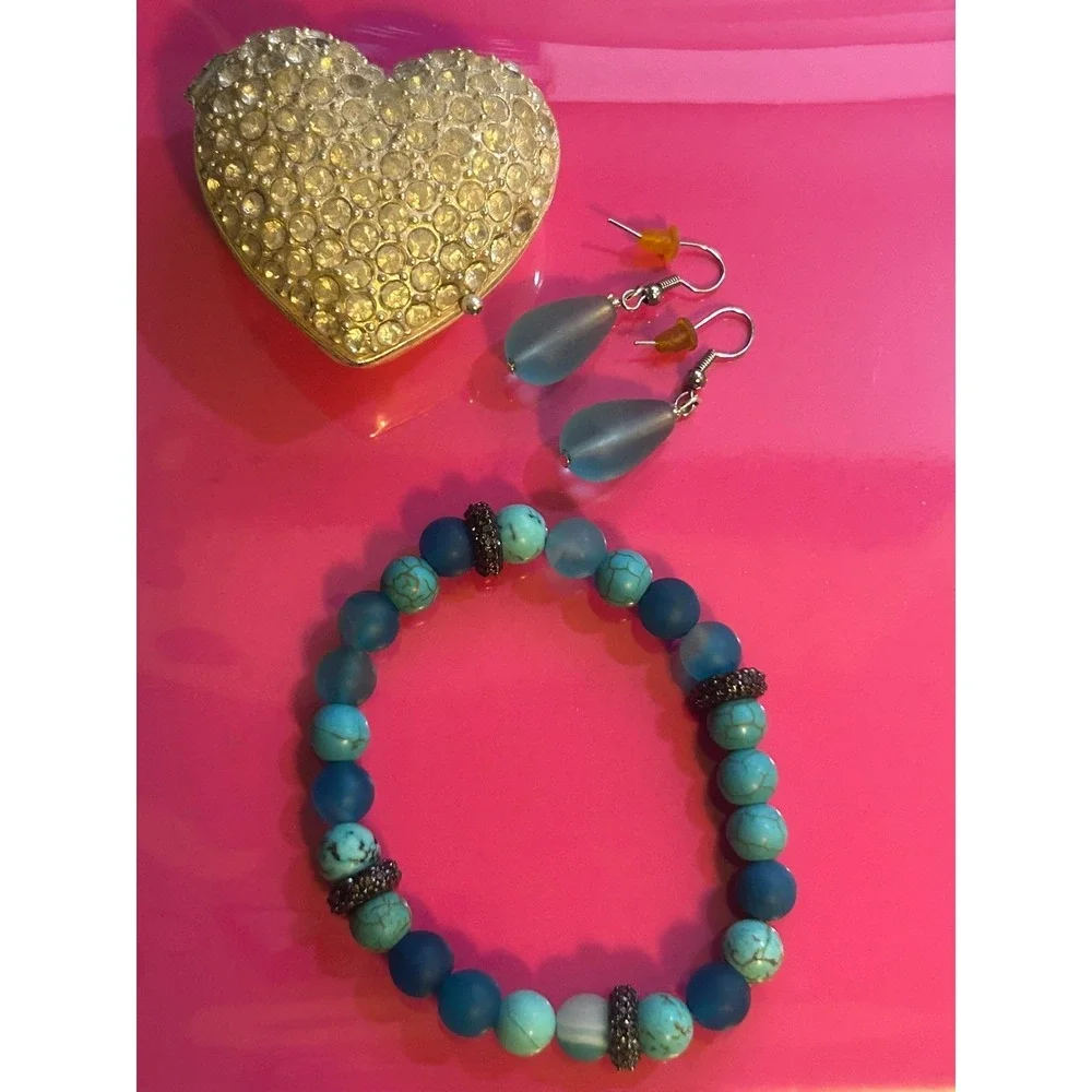 Set Blue Turquoise Colored Stretch Bracelet + Earrings Beautiful Shades Of Blue